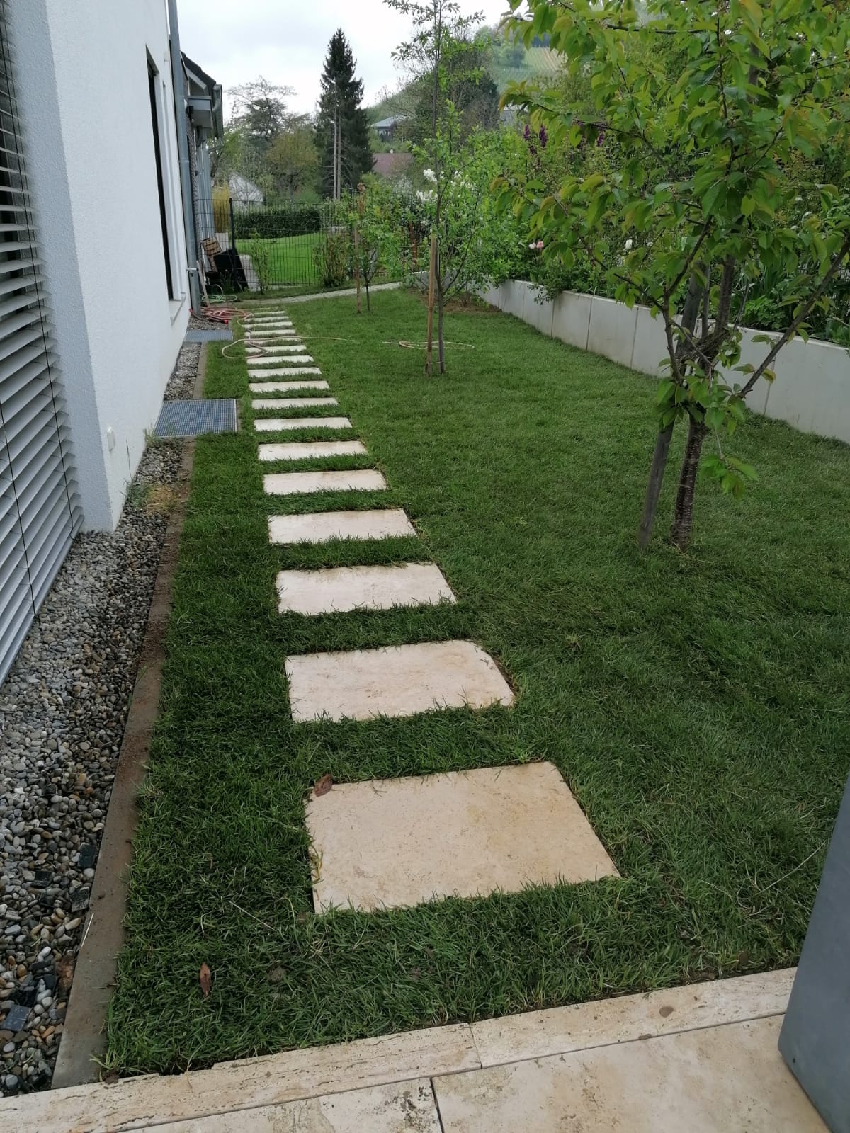 Gartenweg aus Trittplatten in einer Rasenfläche