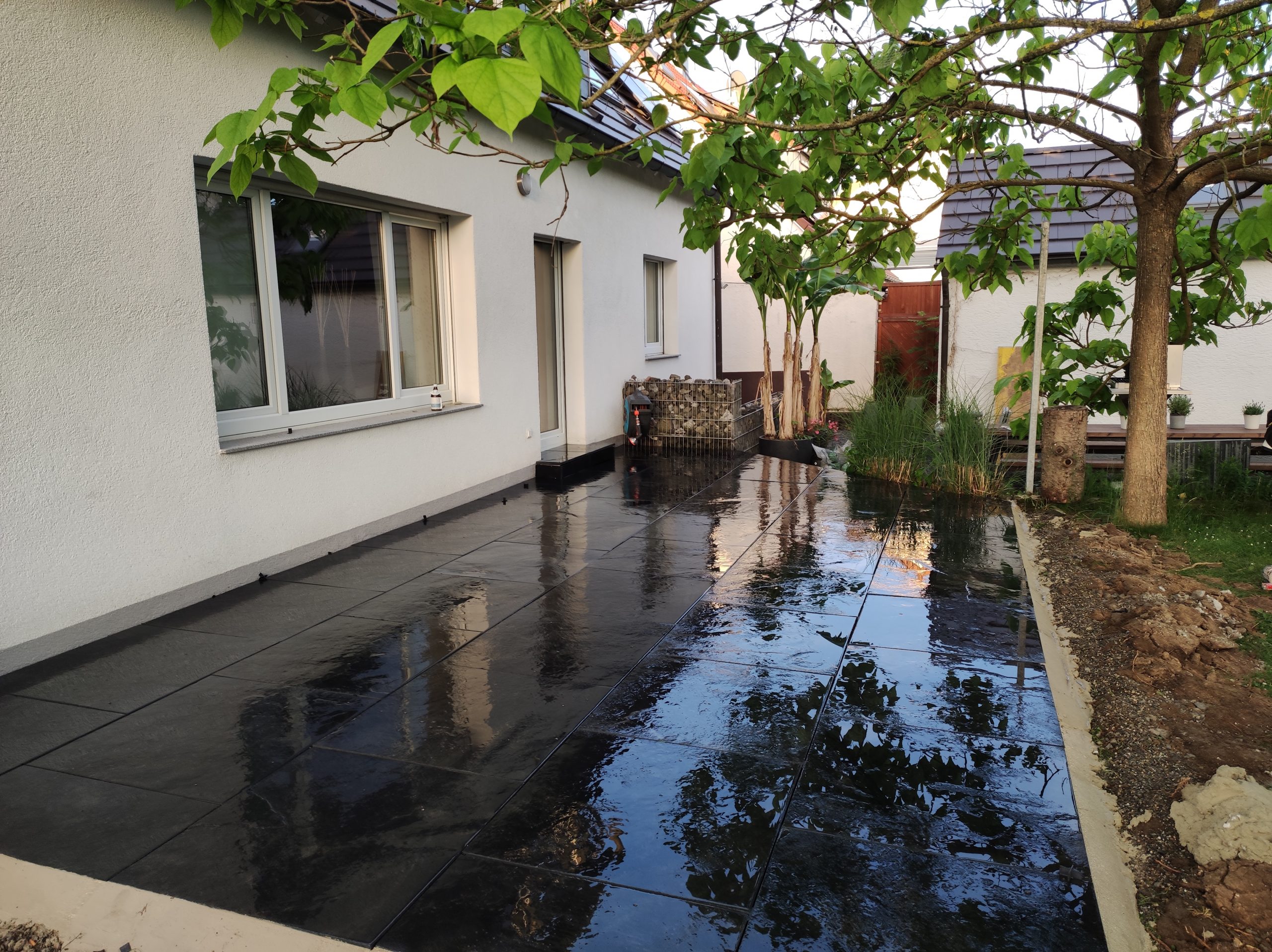 Dunkler Terrassenbelag aus großformatigen Platten