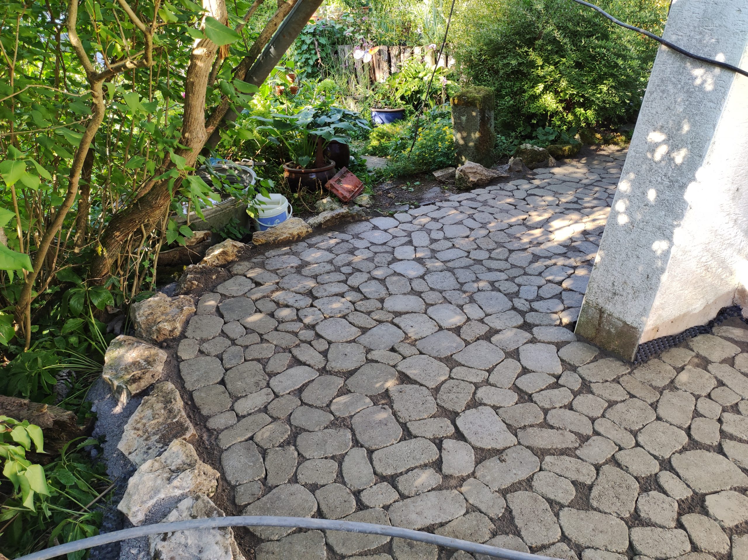 Geschwungener Gartenweg aus Betonpflastersteinen